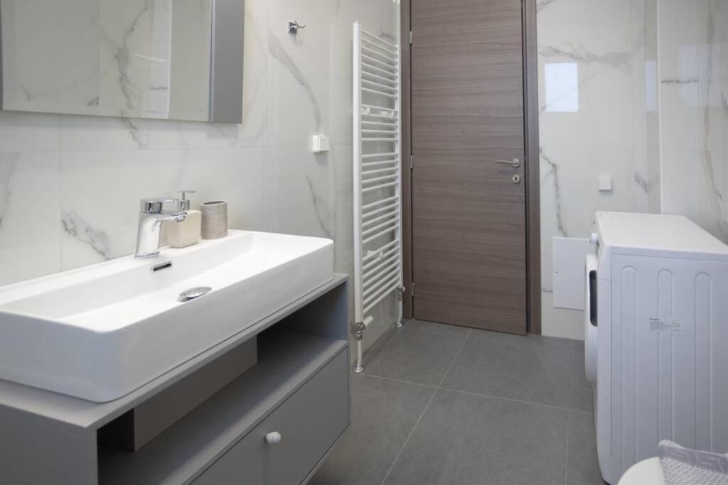 Mela Luxury Apartments Maroulás Exteriör bild